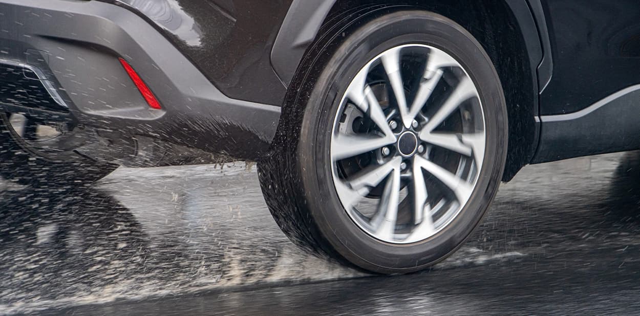 Aquaplaning: cos'è e come prevenirlo | UnipolRental Aquaplaning: cos'è e come prevenirlo | UnipolRental